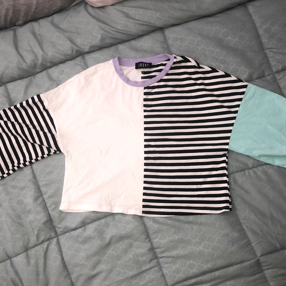 Size M. Oversized sleeve cropped boutique shirt.
